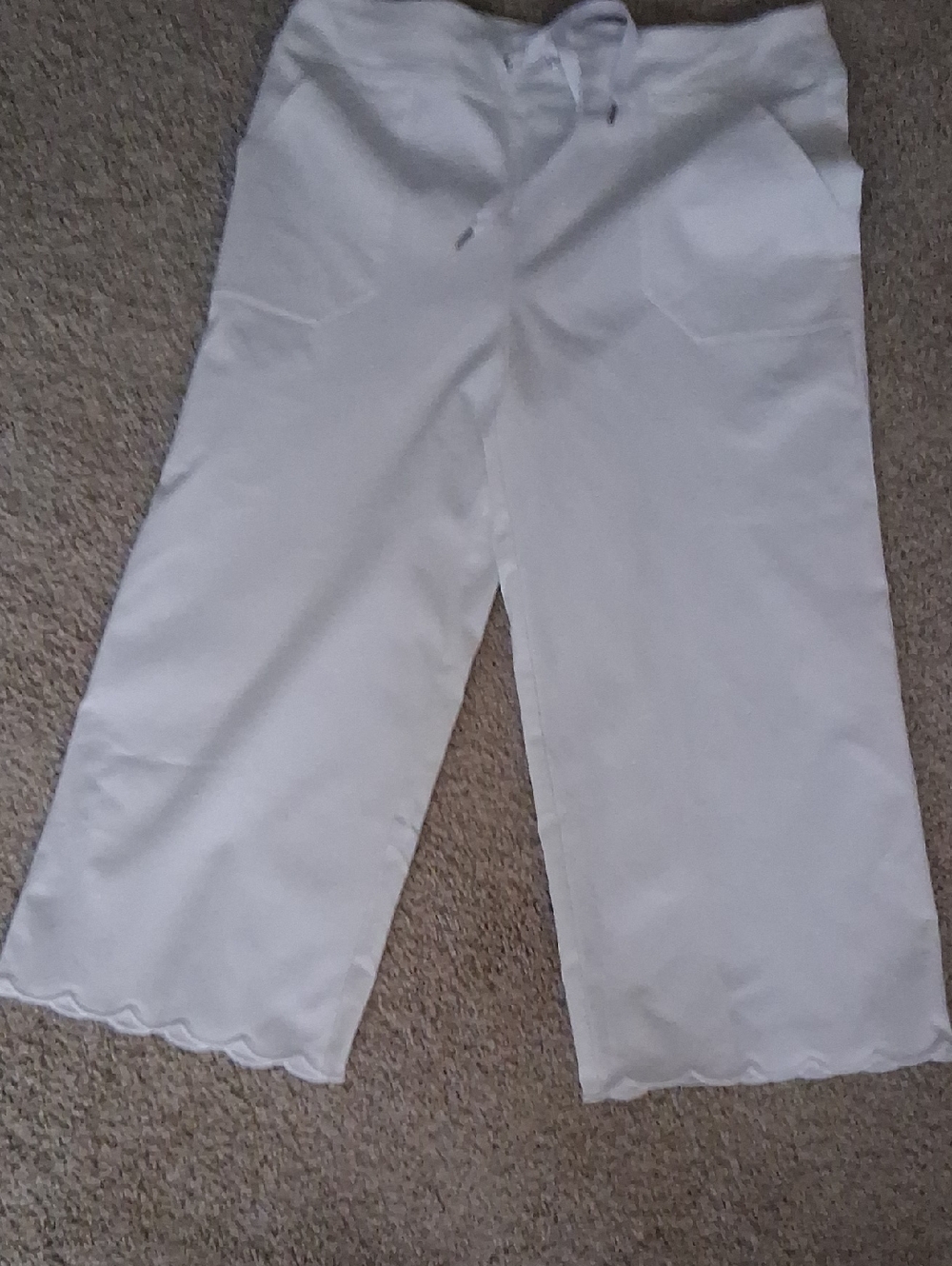 Women’s White Scallop Hem Drawstring Capris